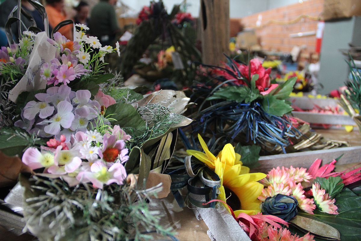 CRAS PROMOVE CURSO DE ARTESANATO EM FOLHA DE BUTIAZEIRO